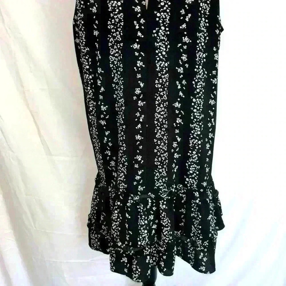 BCBG Paris Black and White
Floral Shift Dress - Picture 8 of 10